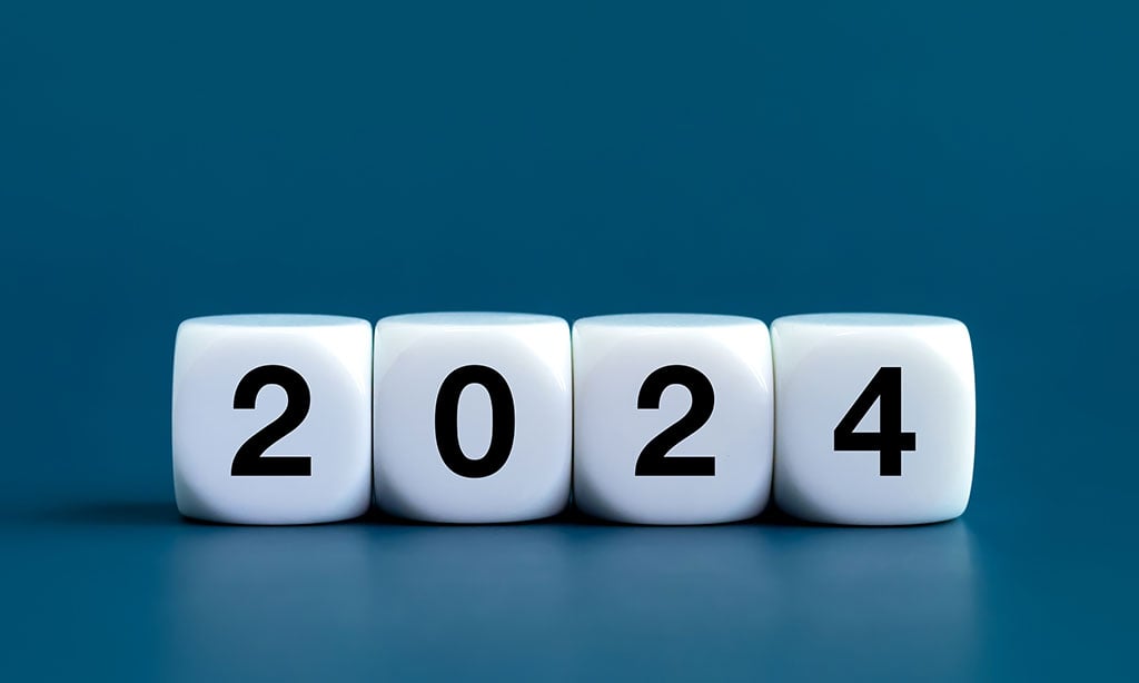 Vier Würfel bilden die Zahl 2024 auf blauem Hintergrund